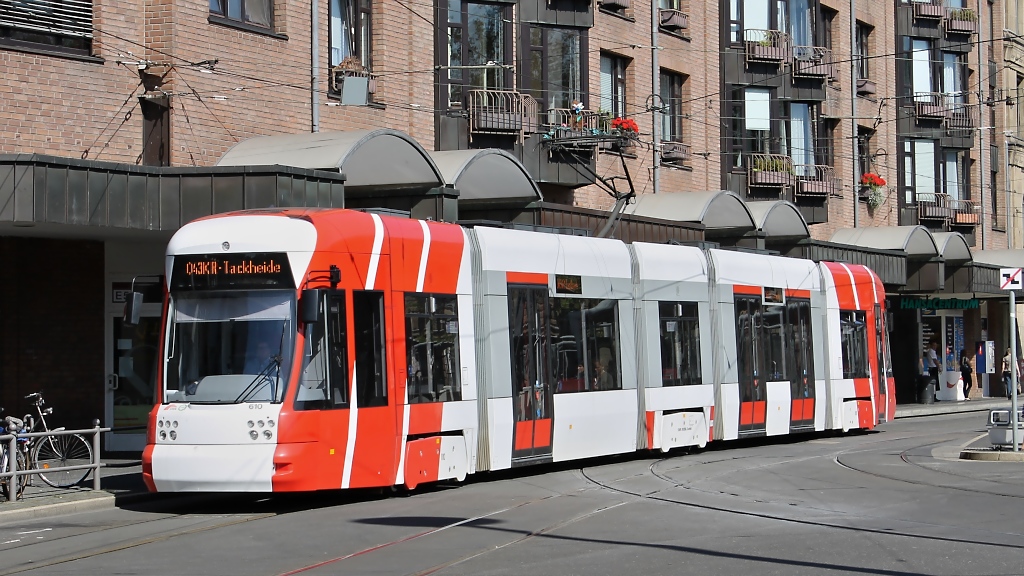 SWK-Triebzug 610, Linie 43 nach Tackheide, vor dem Hansa-Zentrum in Krefeld, 9.9.2012