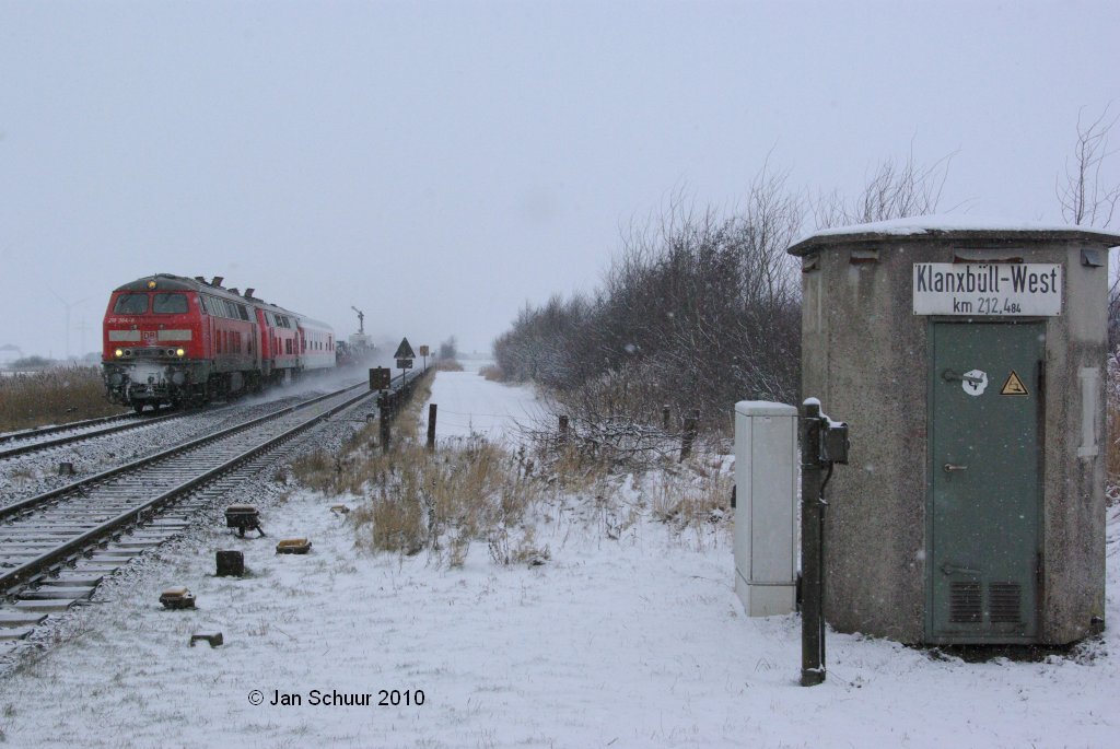 Sylt-Shutle am Ende der Weihnachtsferien am 02.01.2010 am Bahnbergang Klanxbll West von Sylt kommend. Fhrend 218 364-8 im Schneetreiben.

 Jan Schuur 2010