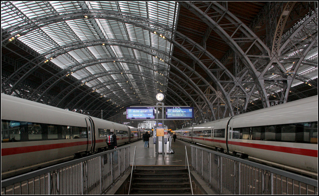 symmetrisch/asymmetrisch - 

zwei ICE-T im Hauptbahnhof Leipzig. 

18.03.2013 (M) 
