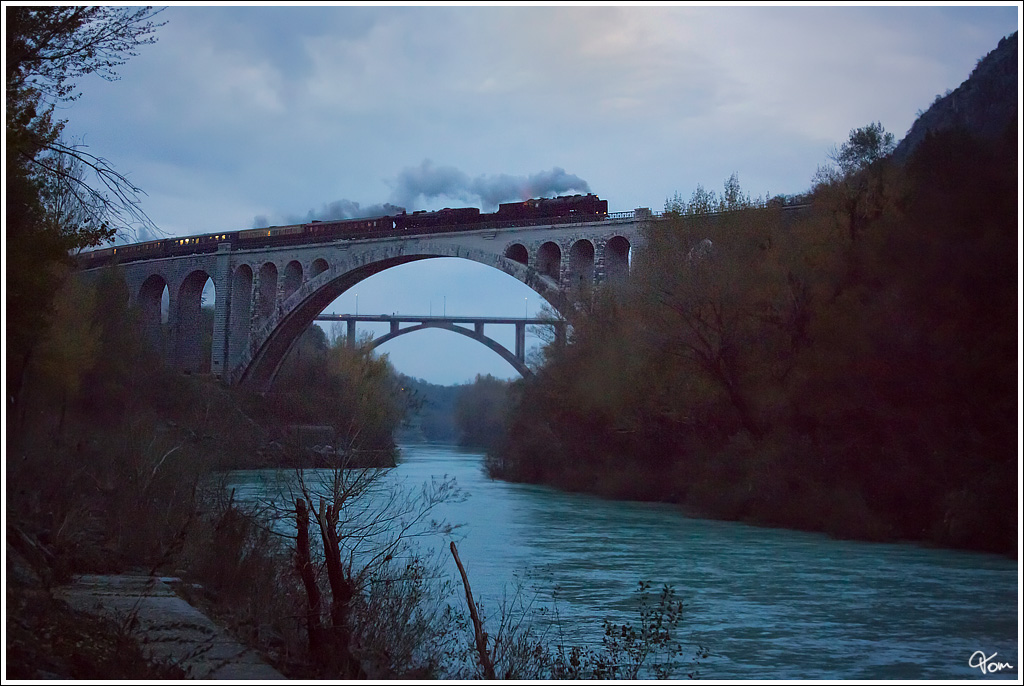 SZ 06-018 & 33-037 fahren mit Sonderzug 13403 von Nova Gorica nach Jesenice, hier ber die 220m lange Solkanbrcke. 
Solkan 10.11.2012