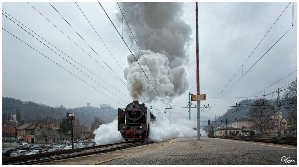 SZ 06 018 (Borsig Baujahr 1930) fhrt mit dem Weihnachtssonderzug 15002 von Ljubljana nach Maribor, hier bei der Ausfahrt in Celje. 
22.12.2012