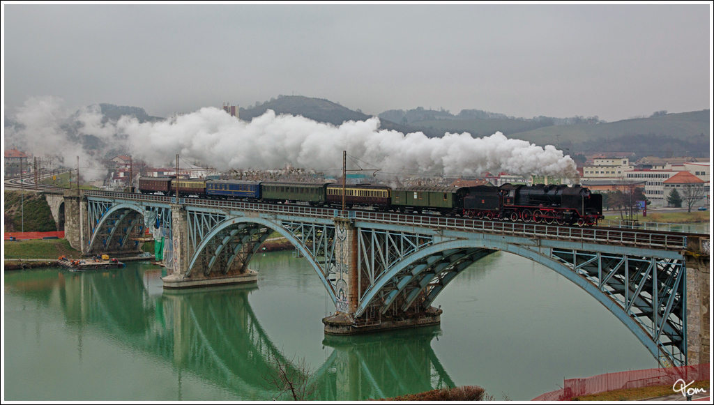 SZ 06 018 (Borsig Baujahr 1930) fhrt mit dem Weihnachtssonderzug 15001 von Maribor nach Ljubljana.
Draubrcke Marburg 22.12.2012