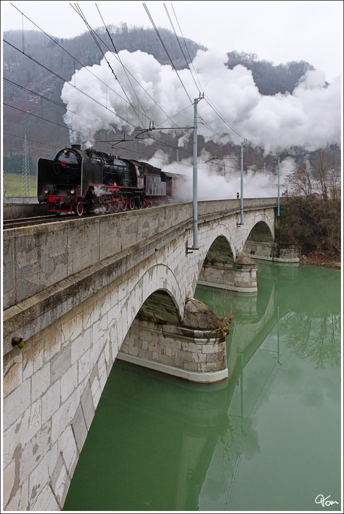 SZ 06 018 (Borsig Baujahr 1930) fhrt mit dem Weihnachtssonderzug 15002 von Ljubljana nach Maribor, hier bei der Querung der Savinja in Zidani Most(Steinbrck). 
22.12.2012