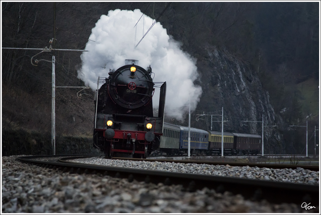 SZ 06 018 (Borsig Baujahr 1930) fhrt mit dem Weihnachtssonderzug 15001 von Maribor nach Ljubljana. 
Tremerje 22.12.2012