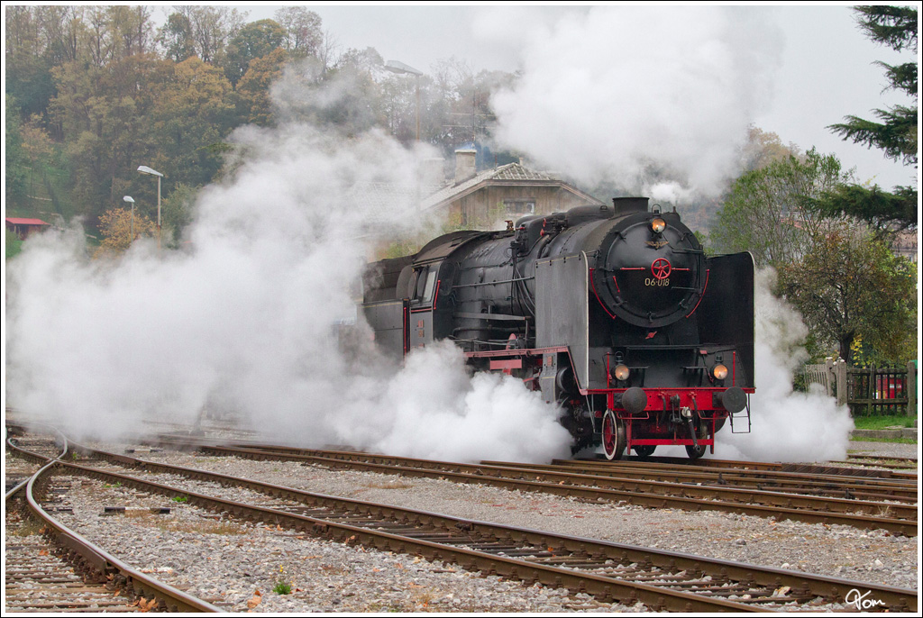 SZ 06-018 (Borsig BJ 1930) beim Strzen im Bahnhof Nova Gorica. 
10.11.2012