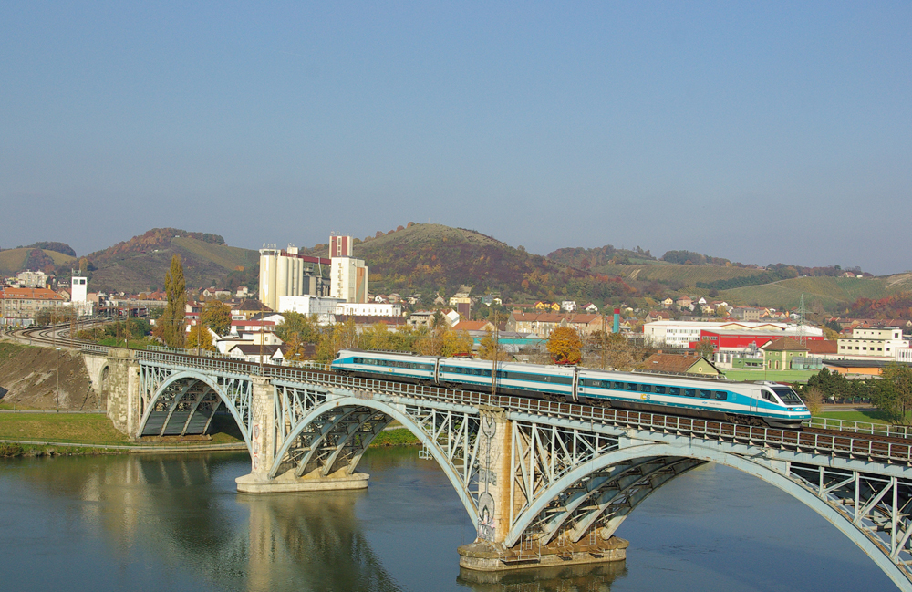 SZ 310 berquert am 31.10. 2009 als S2 18 (Laibach-Marburg) die Draubrcke in Marburg.