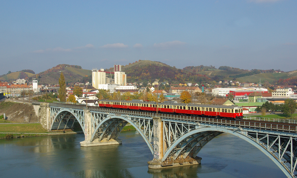 SZ 315 223  Gomulka  überquert am 31.10.2009 die Draubrücke in Marburg.