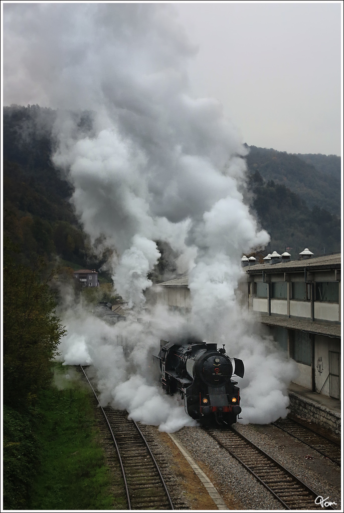 SZ 33-037 & 06-018 fahren mit Sonderzug 13403 von Jesenice nach Nova Gorica, hier bei der Ausfahrt aus Kanal. 
10.11.2012