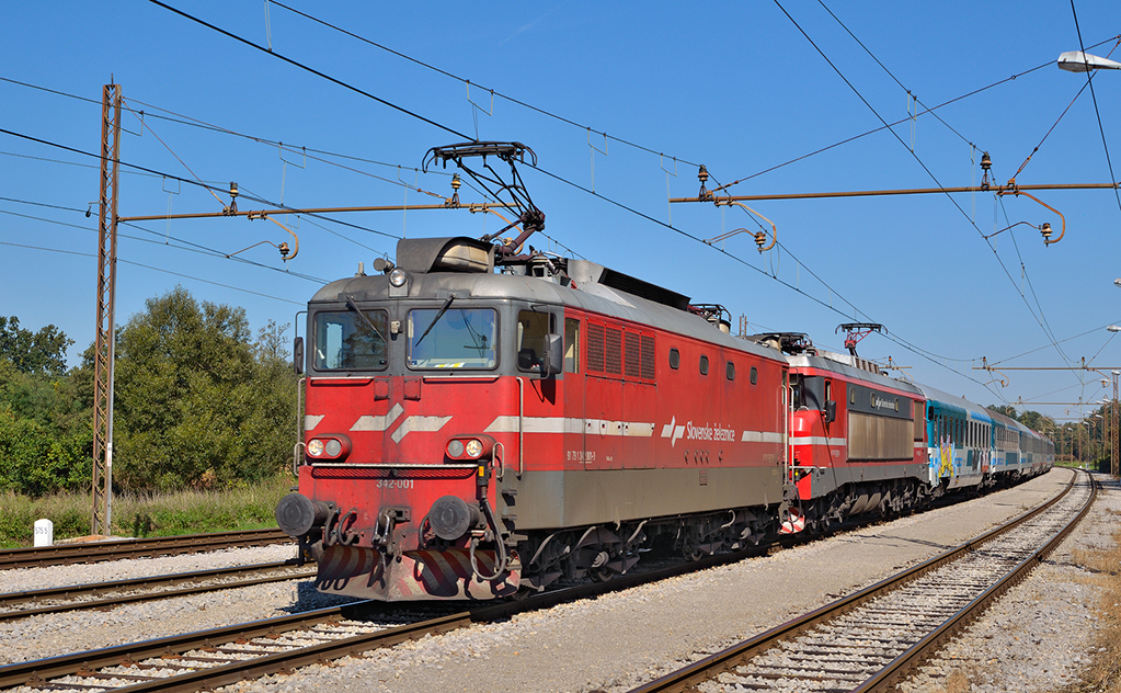 SZ 342-001+363-? mit Personenzug unterwegs bei Pragersko Richtung Ljubljana / 04.10.2011