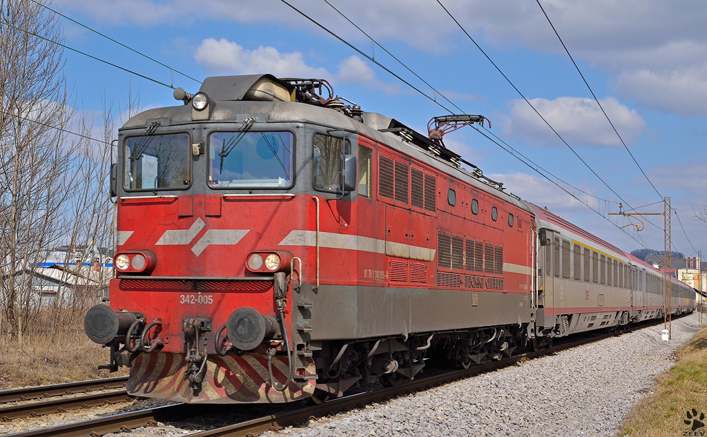 SZ 342-005 zieht Personenzug durch Maribor-Tabor Richtung Ljubljana. / 9.3.2012