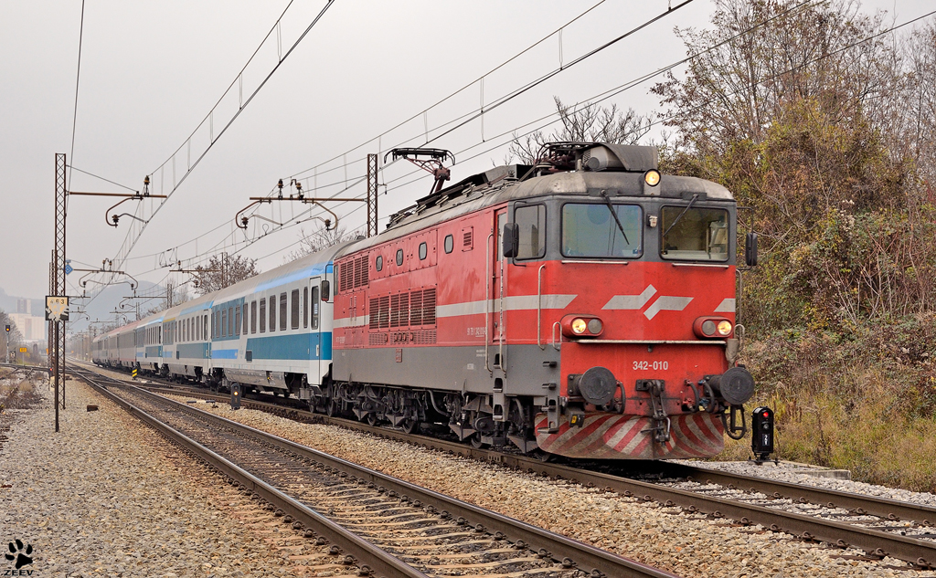 SZ 342-010 mit Personenzug fhrt durch Maribor-Tabor. / 25.11.2011