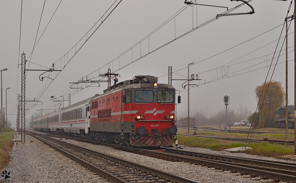 SZ 342-010 zieht Personenzug durch Maribor-Tezno an einem nebeligen Sptherbsttag. /19.11.2011