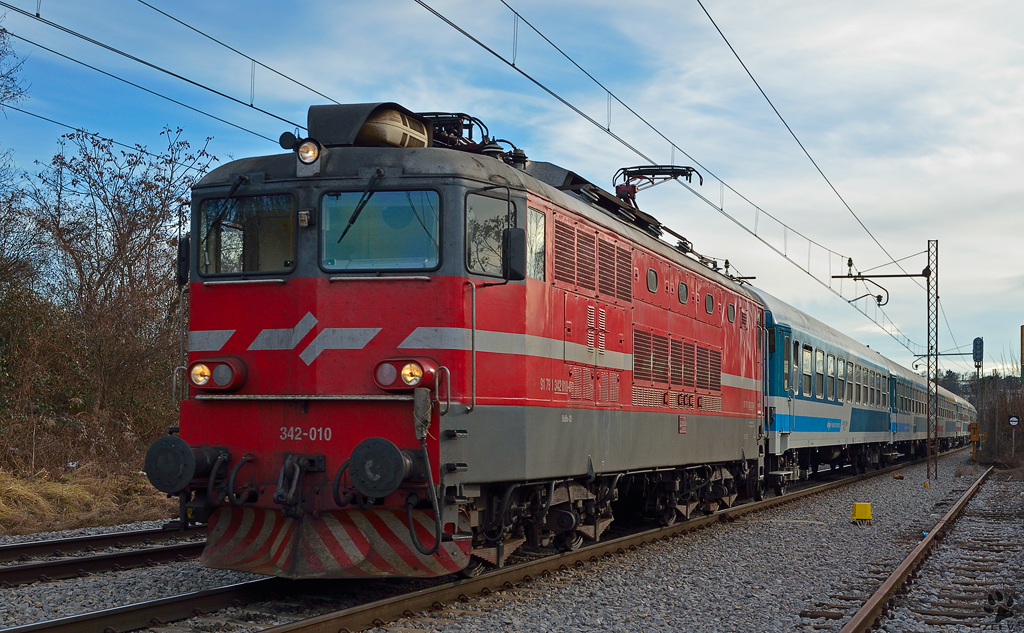 SZ 342-010 zieht Personenzug durch Maribor-Tabor Richtung Maribor Hauptbahnhof. / 24.2.2012