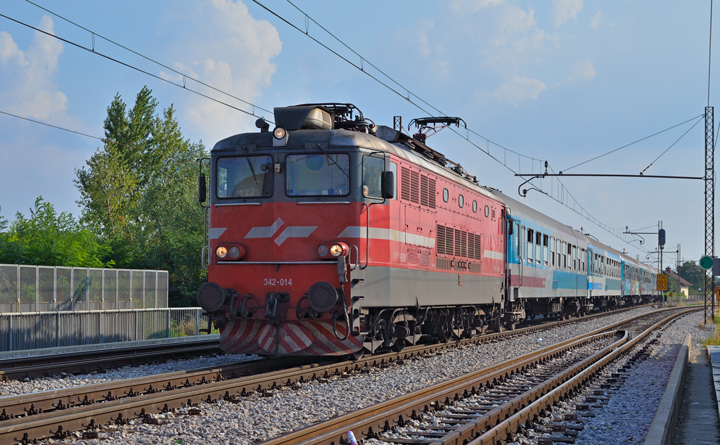 SZ 342-014 mit Personenzug fhrt auf Draubrcke in Maribor ein. / 28.09.2011