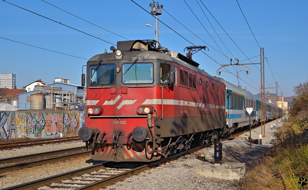 SZ 342-023 mit Personenzug fhrt durch Maribor-Tabor; Fahrtrichtung Ljubljana. / 28.11.2011