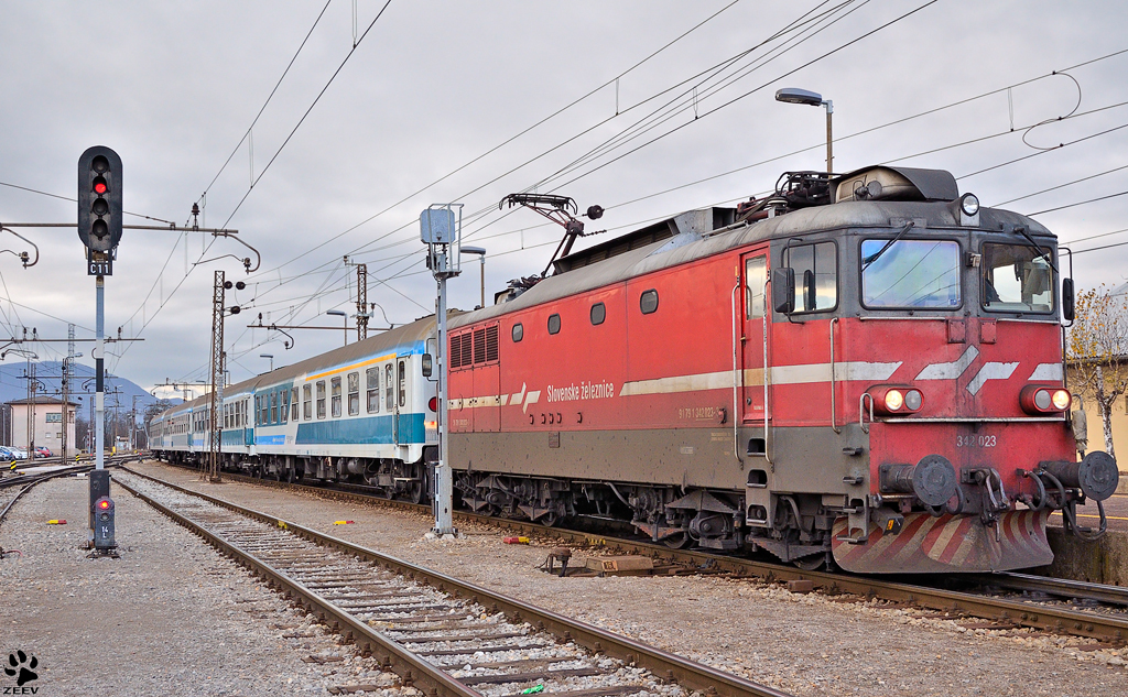 SZ 342-023 mit Personenzug in Pragersko. E-Lok wird hier mit Diesellok ersetzt zum Weiterfahrt Richtung Budapest. / 14.12.2011