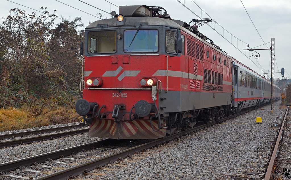 SZ 342-025 mit Personenzug fhrt durch Maribor-Tabor Richtung Wien. / 13.12.2011
