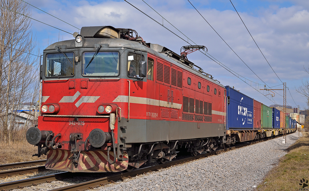SZ 342-025 zieht Containerzug durch Maribor-Tabor Richtung Hafen Koper. / 9.3.2012