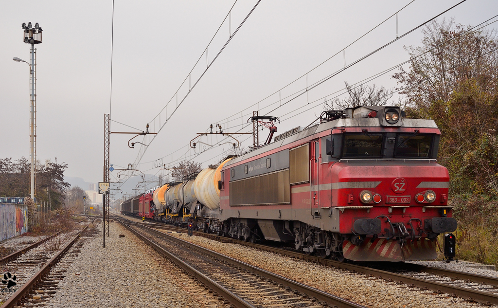 SZ 363-003 mit gemischtem Gterzug fhrt durch Maribor-Tabor. / 25.11.2011