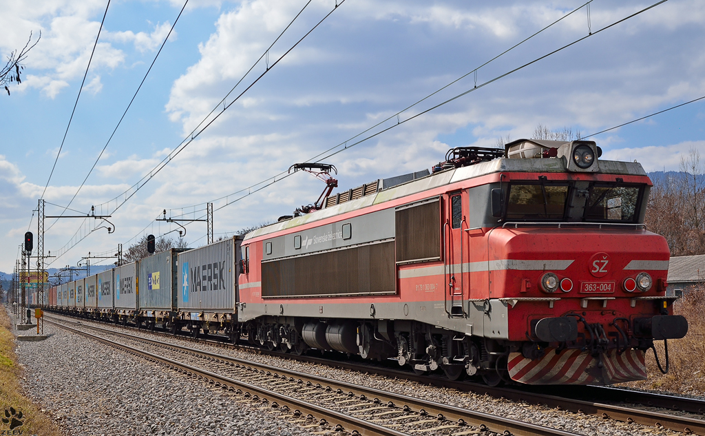 SZ 363-004 zieht Containerzug durch Maribor-Tabor Richtung Norden. / 9.3.2012