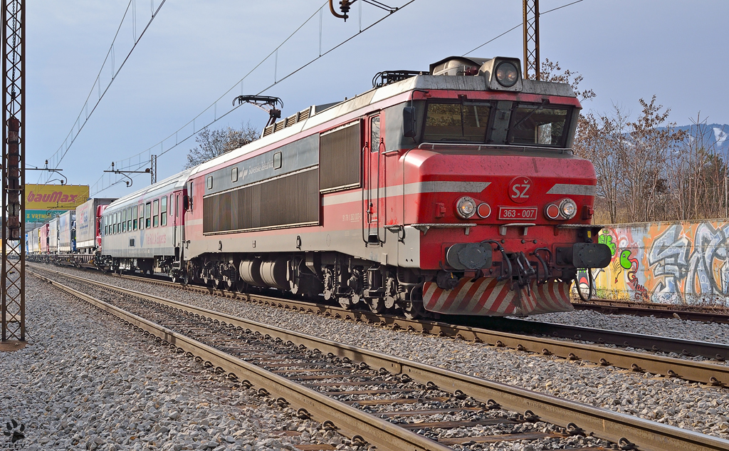 SZ 363-007 zieht LkWZug durch Maribor-Tabor Richtung Norden. / 21.01.2012