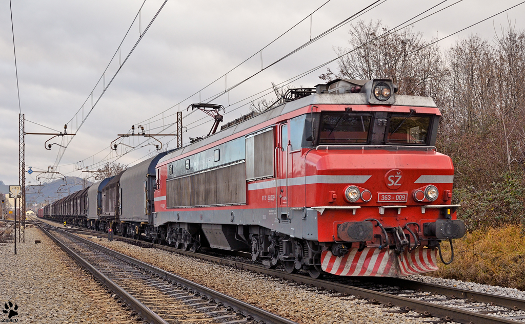 SZ 363-009 zieht Gterzug durch Maribor-Tabor. / 13.12.2011