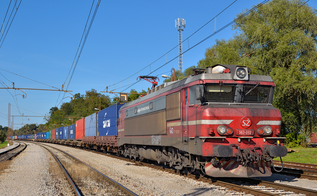 SZ 363-012 mit Containerzug fhrt durch Pragersko Richtung Koper Hafen / 29.09.2011