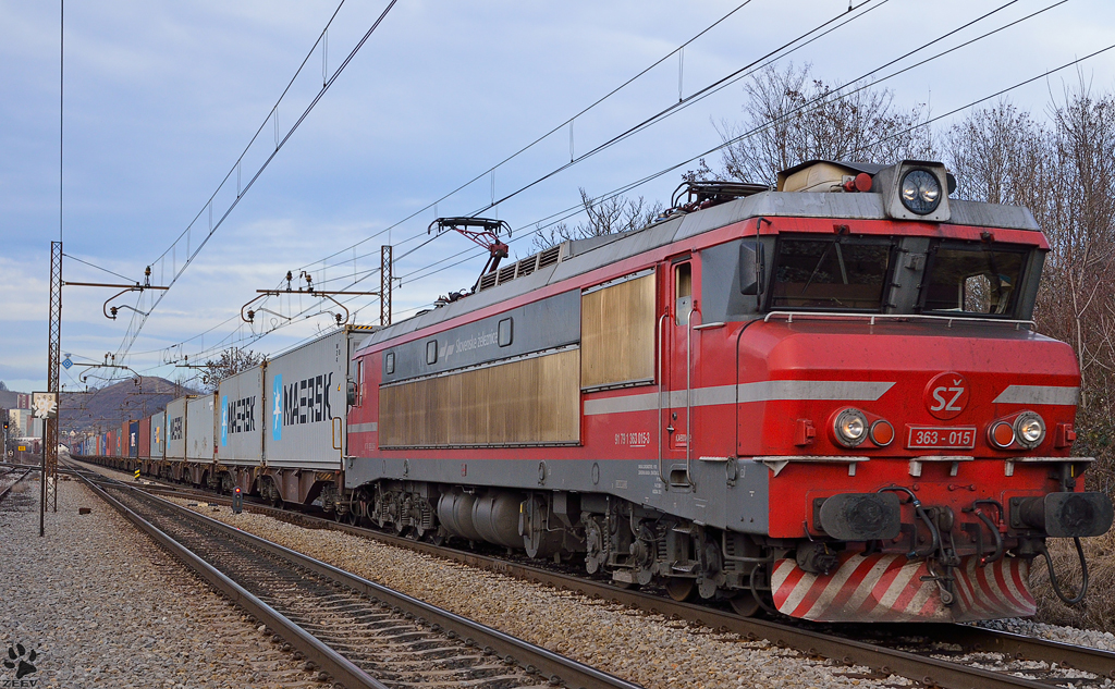 SZ 363-015 zieht Containerzug durch Maribor-Tabor; Fahrtrichtung Hafen Koper. / 24.02.2012