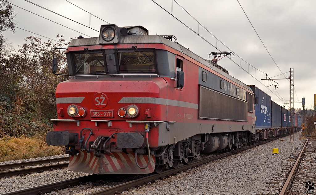 SZ 363-017 mit Containerzug aus Hafen Koper fhrt durch Maribor-Tabor Richtung Norden. / 13.12.2011