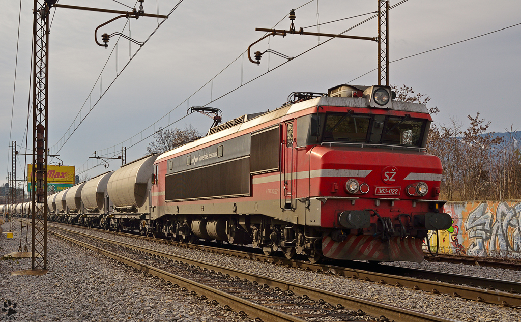 SZ 363-022 zieht Schttgutwagons durch Maribor-Tabor Richtung Norden. / 21.01.2012