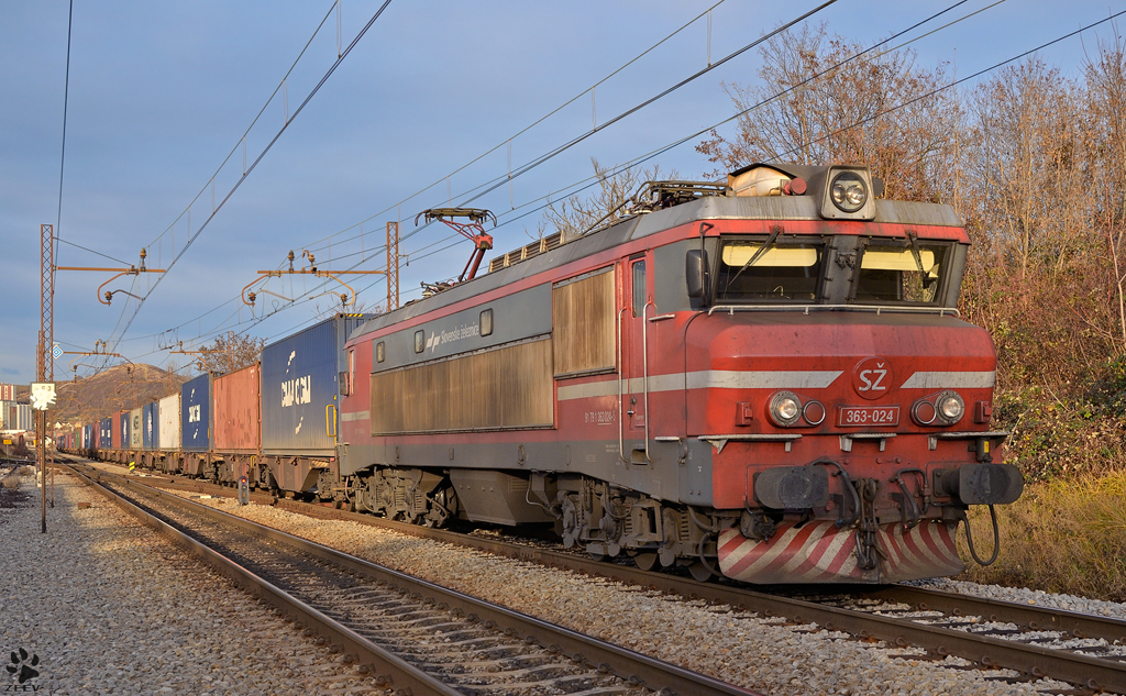 SZ 363-024 mit Containerzug fhrt durch Maribor-Tabor; Fahrtrichtung Hafen Koper. / 06.12.2011