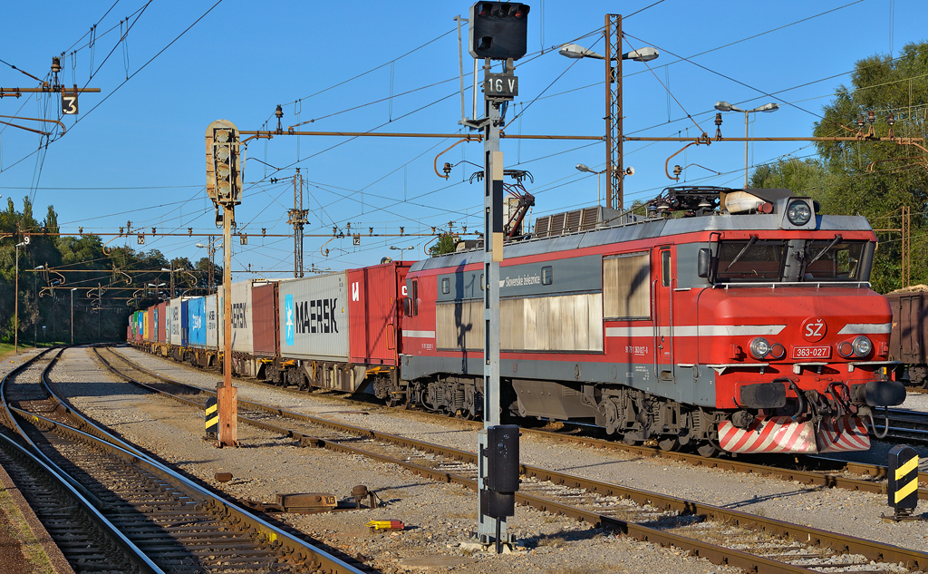 SZ 363-027 mit Containerzug wartet in Pragersko fr Weiterfahrt Richtung Hafen Koper / 29.09.2011  
