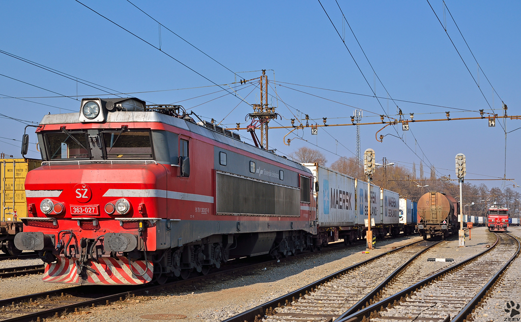 SZ 363-027 mit Containerzug wartet in Pragersko fr Weiterfahrt Richtung Hafen Koper. / 7.3.2012