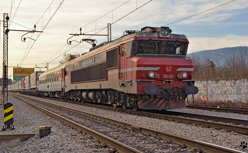 SZ 363-028 mit LkWzug  fhrt durch Maribor-Tabor. / 13.12.2011