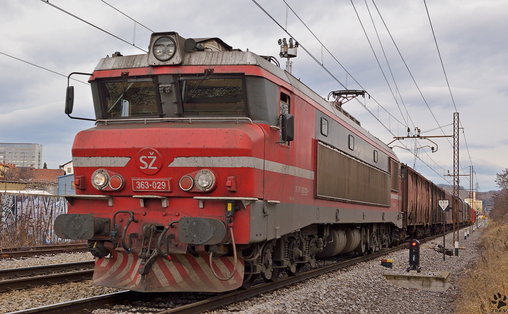 SZ 363-029 zieht Gterzug durch Maribor-Tabor. / 05.01.2012