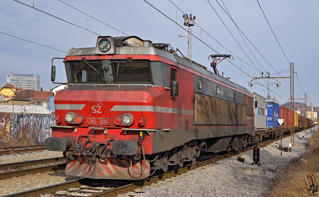 SZ 363-030 zieht Gterzug durch Maribor-Tabor Richtung Sden. / 21.01.2012