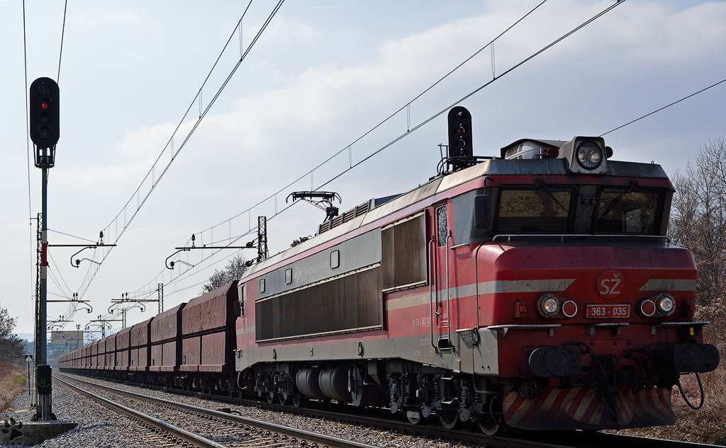 SZ 363-035 zieht Erzzug durch Maribor-Tabor Richtung Norden. / 20.3.2012