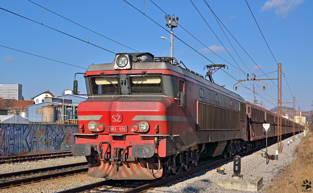 SZ 363-035 zieht lehren Erzzug durch Maribor-Tabor; Fahrtrichtung Hafen Koper. / 26.1.2012