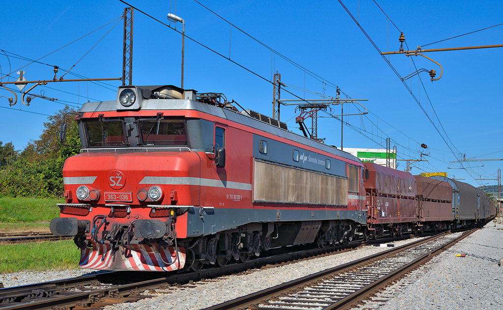 SZ 363-036 mit gemischten Gterzug fhrt Verschiebebahnhof Maribor-Tezno ein / 30.09.2011 