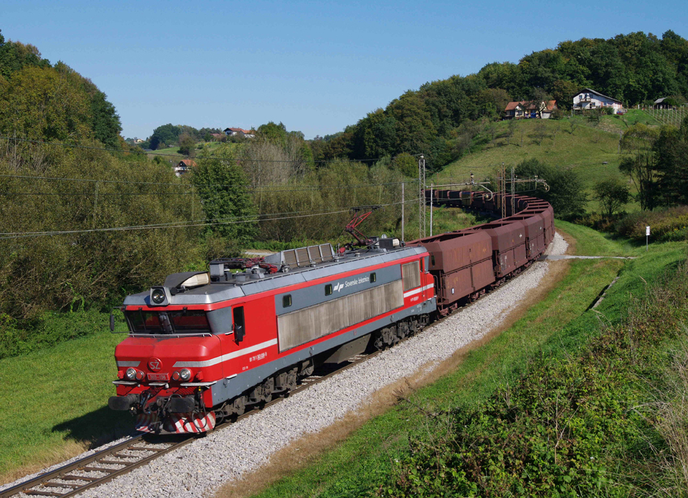 SZ 363 036 war am Mittag des 1. Oktober 2011 mit ihrem Gterzug auf der Sdbahn in Richtung Marburg unterwegs. Nicht weit etnfernt von der sterreichisch/slowenischen Grenze befindet sich der Bogen von Strihovec wo dieses Bild entstand.