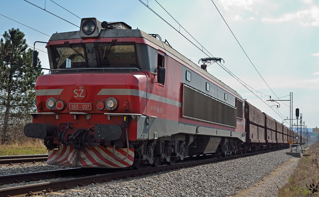 SZ 363-037 zieht Erzzug durch Maribor-Tabor Richtung Norden. / 23.3.2012