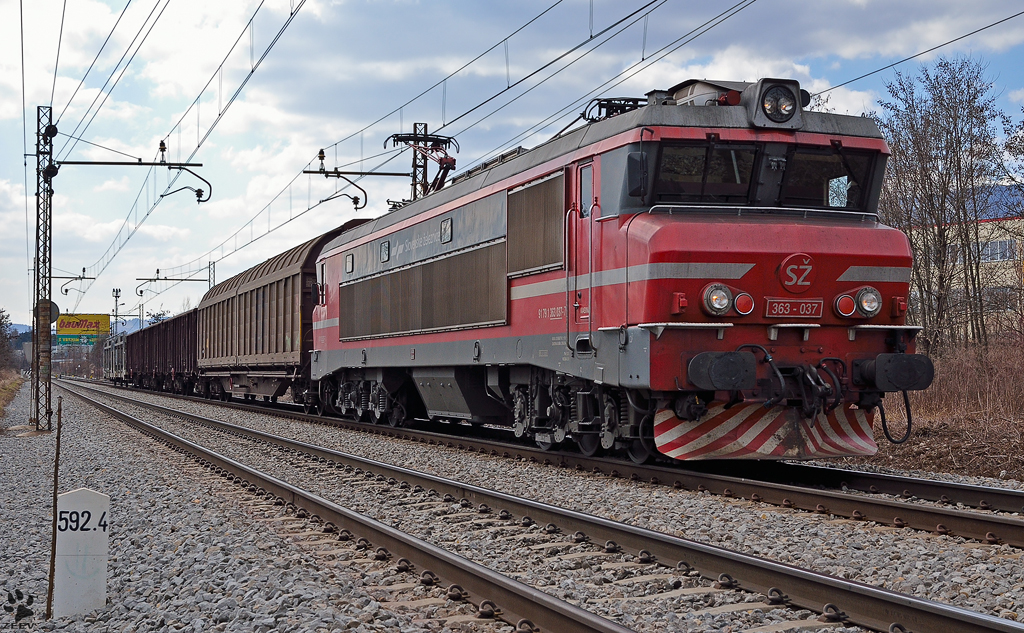 SZ 363-037 zieht Gterzug durch Maribor-Tabor Richtung Norden. / 9.3.2012