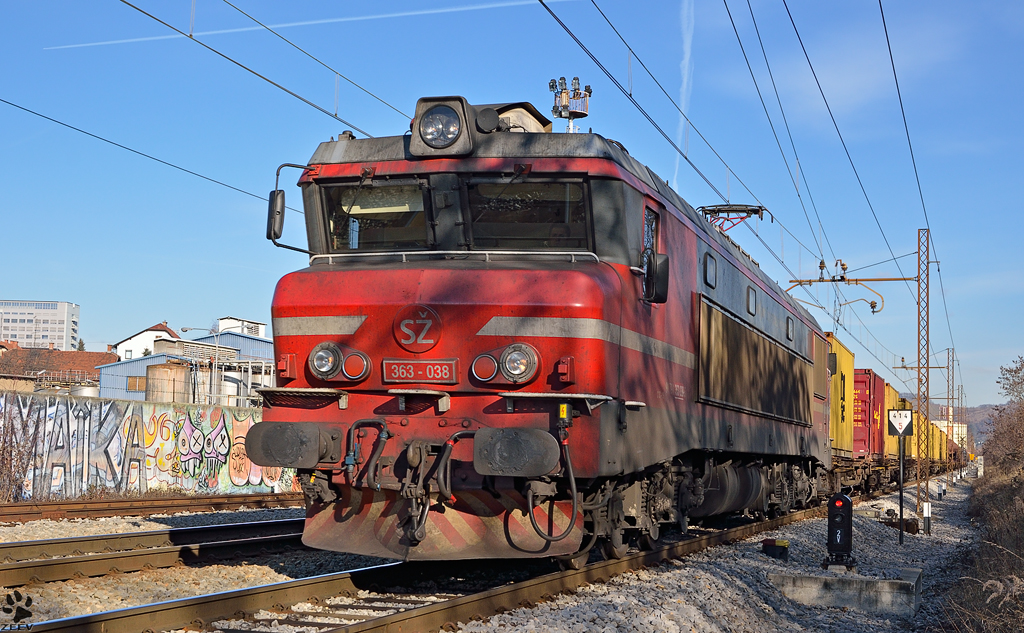 SZ 363-038 zieht Containerzug durch Maribor-Tabor; Fahrtrichtung Hafen Koper. / 07.01.2012