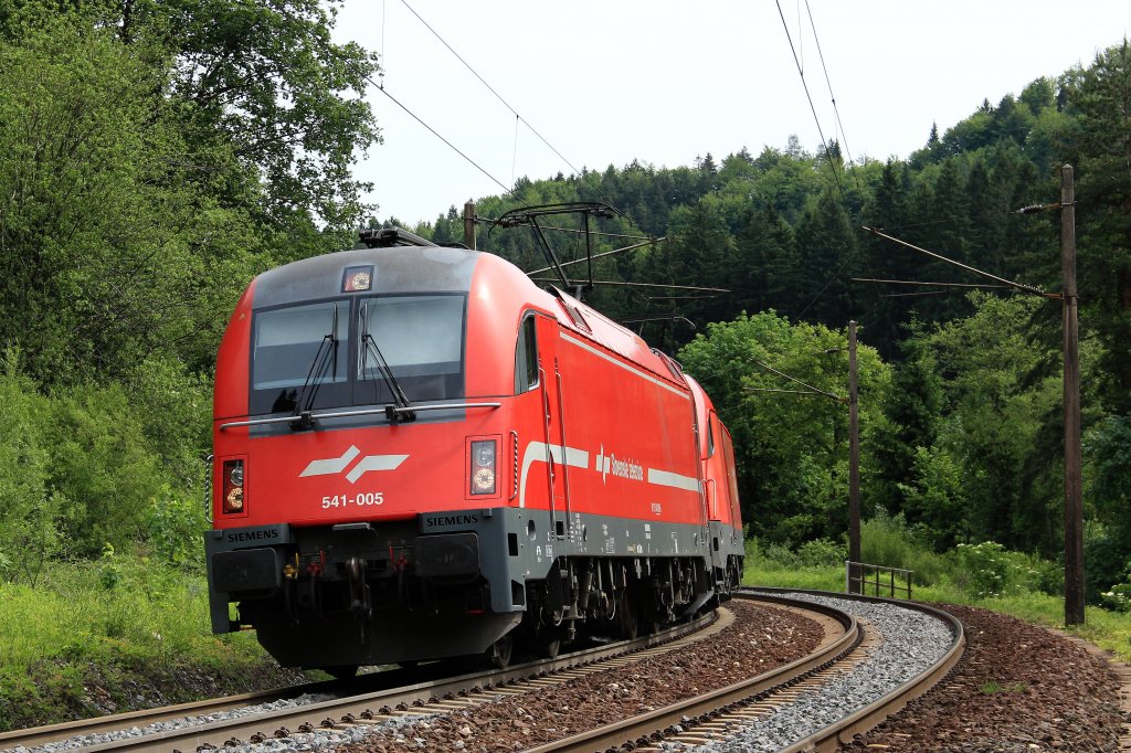 SZ 541 005 und eine BB 1x16 ziehen einen Gterzug von Villach nach Jesenice, Rosenbach am 05.06.12
