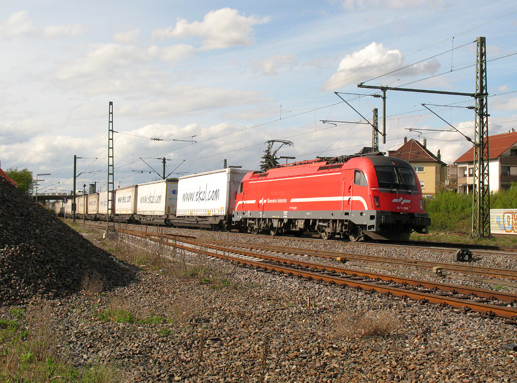 SZ 541-009 durchfhrt am 23.04.2012 mit dem Ekol-Zug den Bf Asperg.