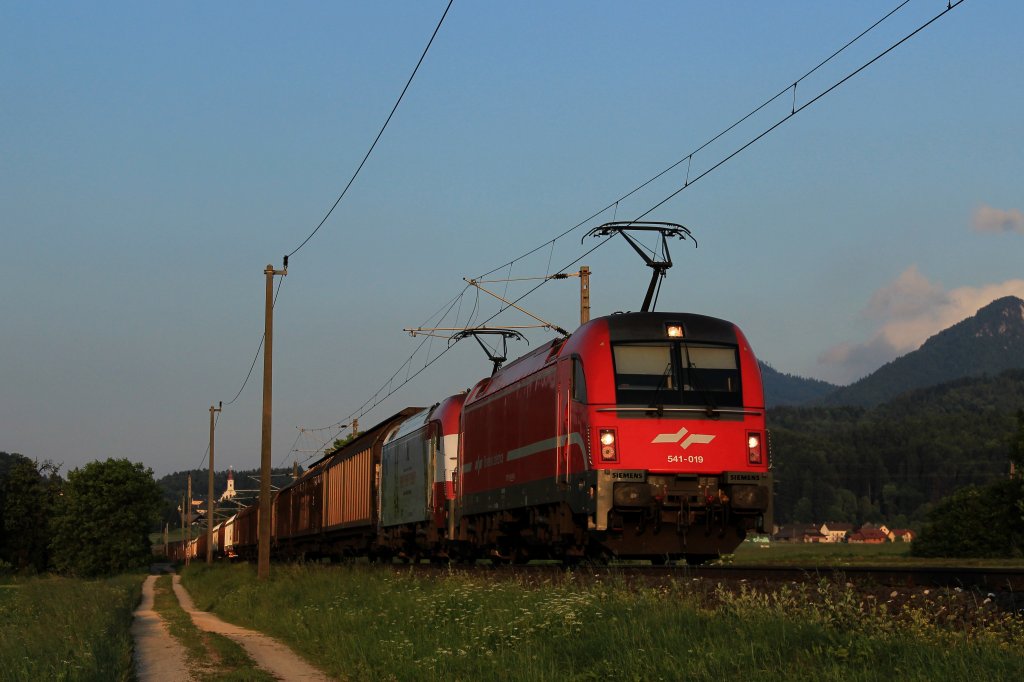 SZ 541 019 und 541 001  Bayerisch obersterreichische Landesausstellung  ziehen einen Gterzug am 07.06.12 bei Faak am See in Richtung Villach.
Schade, die bunte Lok mal wieder an zweiter Stelle! :-(