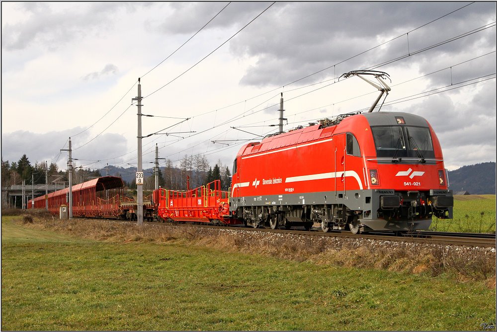SZ 541 021 berstellt den Autoschleusenzug 97880 von Mallnitz nach Knittelfeld.
30.11.2009