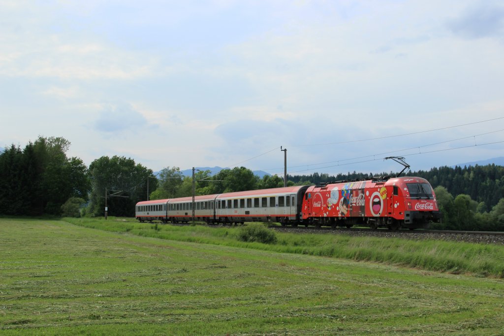 SZ 541 101 zieht den EC 1213 von Spittal-Millstttersee nach Zagreb am 06.06.12 in Faak am See vorbei.