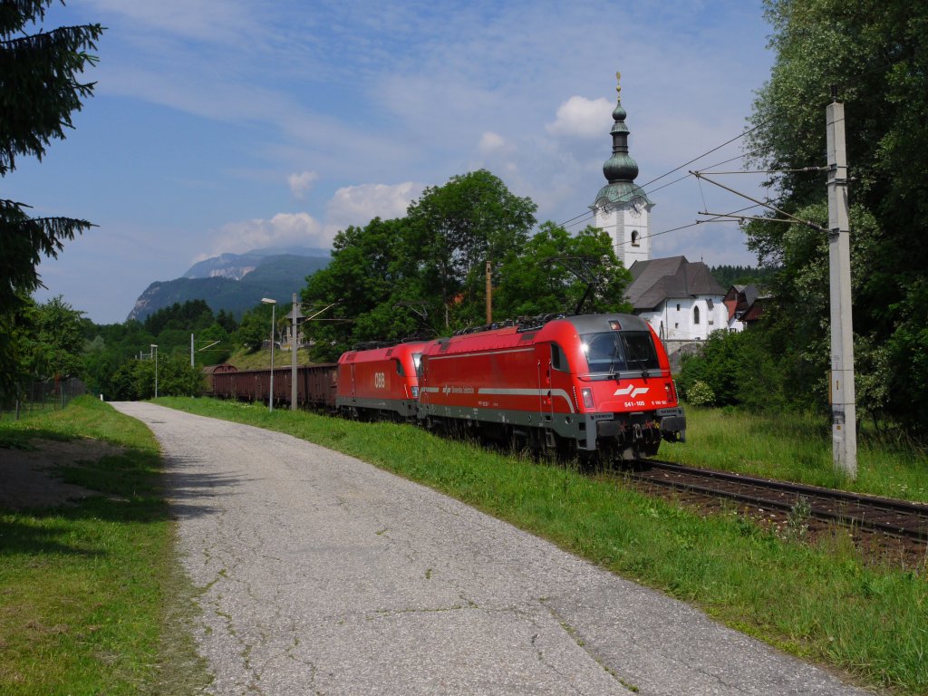 SZ 541 105 und �BB 1116 125 passierten soeben die Haltestelle Finkenstein und werden gleich durch die bekannte Fotokurve fahren, am Haken haben sie den DG 45419 (Villach S�d Gvbf-Ausfgr - Ljubljana Zalog), das Bild entstand am 07.06.12