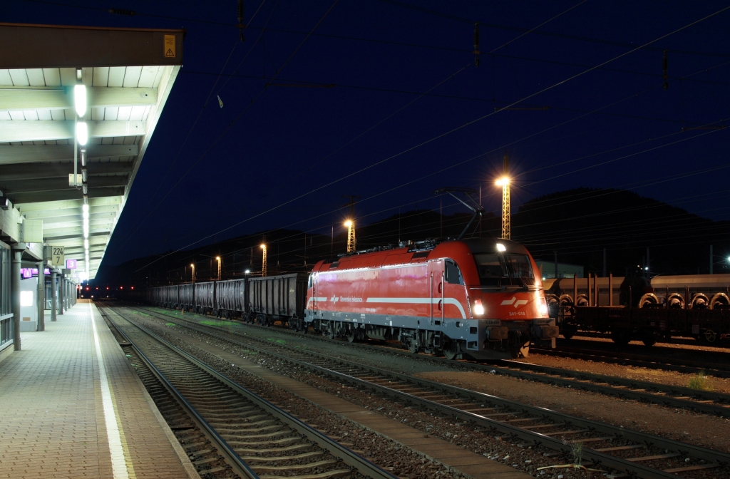 SZ 541.018 legt am Abend des 07.09.2012 mit dem umgeleiteten LGAG 48441 (Linz Stahlwerke - Koper) einen lngern Halt in Knittelfeld, der auch dem Tfzf-Wechsel dient, ein.